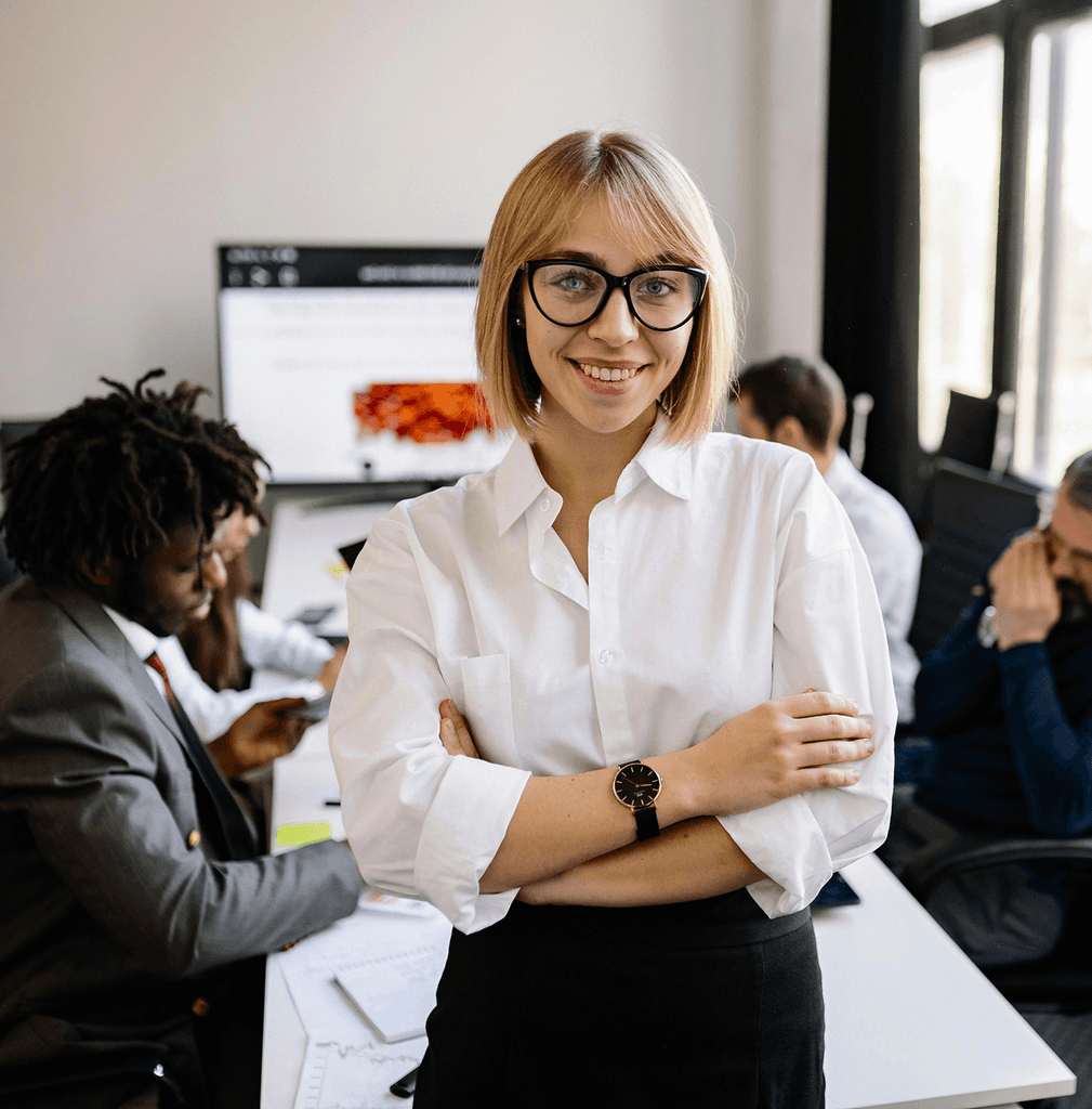 Profissional de tradução e interpretação em ambiente de negócios, oferecendo soluções linguísticas personalizadas para reuniões e eventos.
